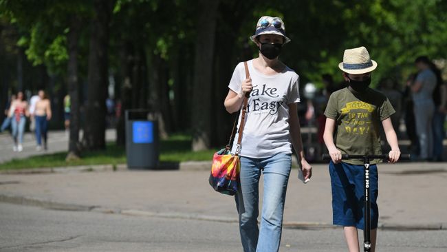 Отдыхающие в Центральном парке культуры и отдыха имени Горького в Москве Отдыхающие в Центральном парке культуры и отдыха имени Горького в Москве