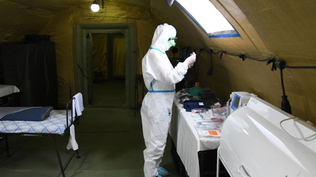 Медик в полевом госпитале, развернутом для больных COVID-19 в Чите Медик в полевом госпитале, развернутом для больных COVID-19 в Чите