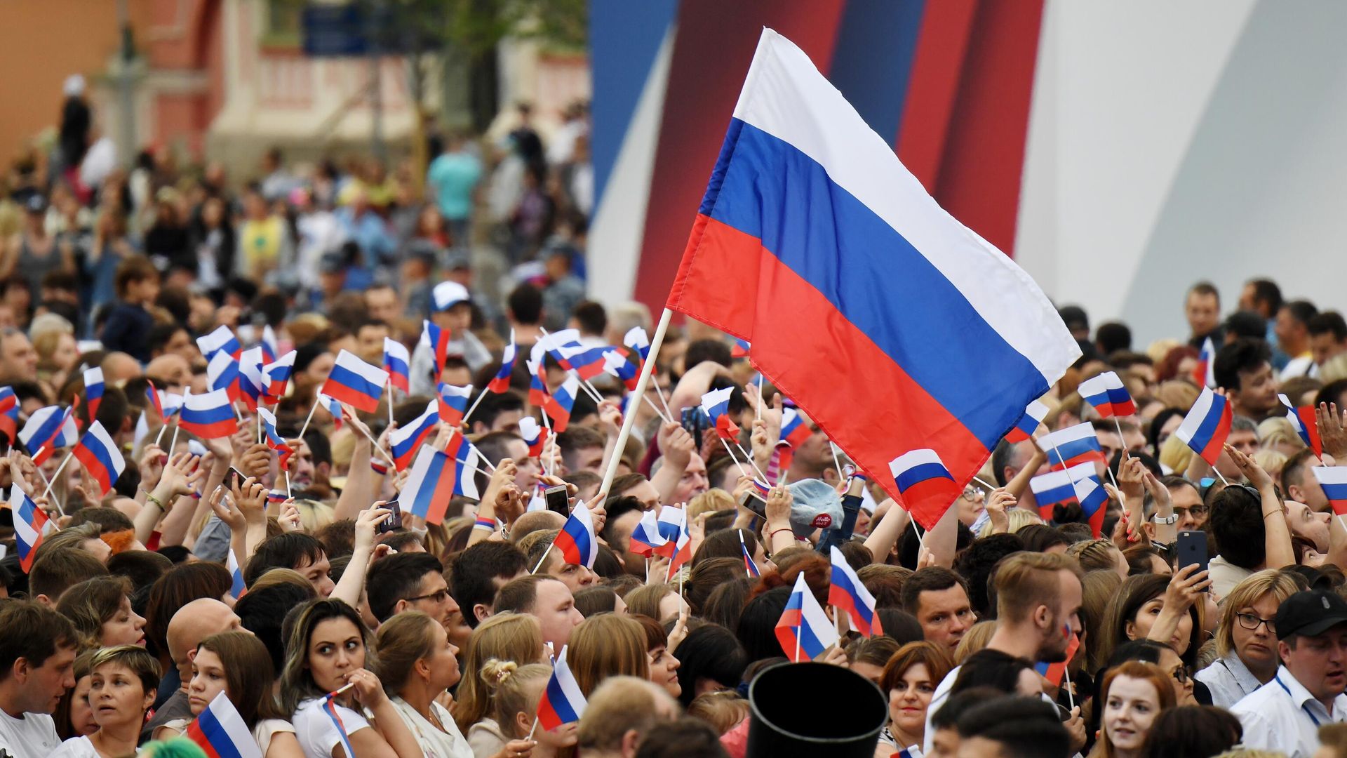 Зрители на праздничном концерте на Красной площади по случаю празднования Дня России в 2019 году Зрители на праздничном концерте на Красной площади по случаю празднования Дня России в 2019 году - РИА Новости, 1920, 07.01.2021