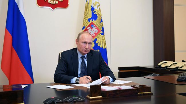 Президент РФ Владимир Путин во время встречи в режиме видеоконференции с социальными работниками государственных учреждений и НКО