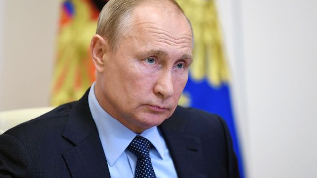 Президент РФ Владимир Путин во время встречи в режиме видеоконференции с социальными работниками государственных учреждений и НКО Президент РФ Владимир Путин во время встречи в режиме видеоконференции с социальными работниками государственных учреждений и НКО