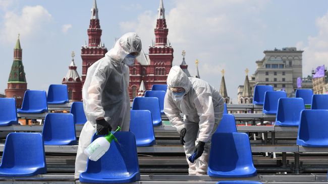 Дезинфекция на открытой площадке ежегодного российского книжного фестиваля на Красной площади Дезинфекция на открытой площадке ежегодного российского книжного фестиваля на Красной площади
