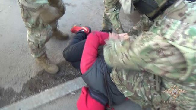 Кадры задержания подозреваемых в нападении на инкассаторов в Красноярске Кадры задержания подозреваемых в нападении на инкассаторов в Красноярске