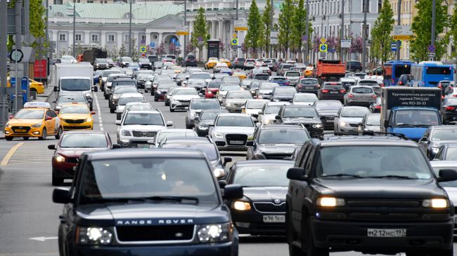 Машины на дороге в Москве