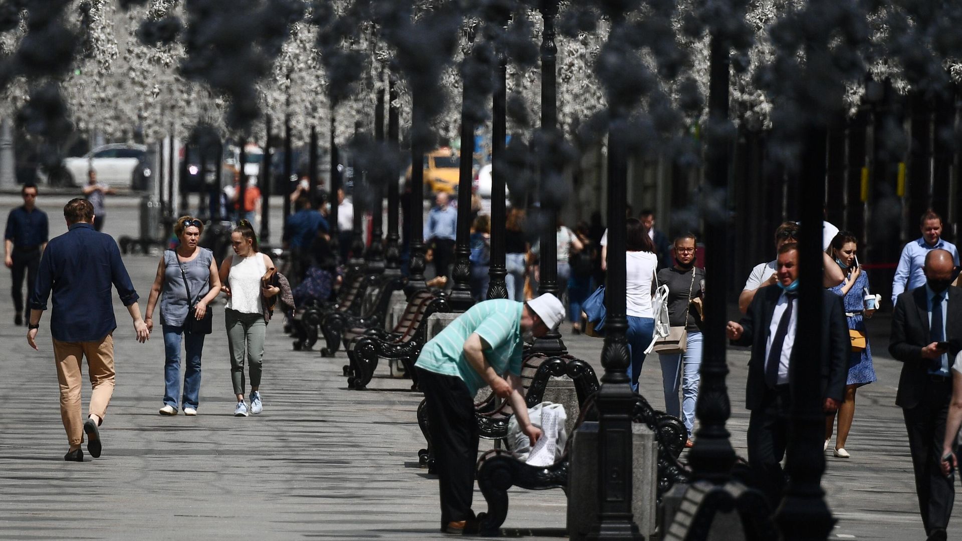 Прохожие на одной из улиц в центре Москвы Прохожие на одной из улиц в центре Москвы - РИА Новости, 1920, 21.05.2025