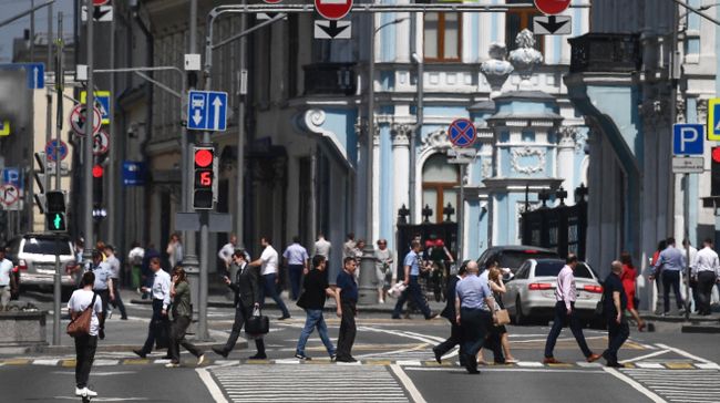Прохожие на одной из улиц в Москве Прохожие на одной из улиц в Москве