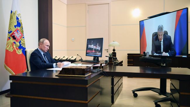 Президент РФ Владимир Путин во время встречи в режиме видеоконференции с главой Республики Карелия Артуром Парфенчиковым Президент РФ Владимир Путин во время встречи в режиме видеоконференции с главой Республики Карелия Артуром Парфенчиковым