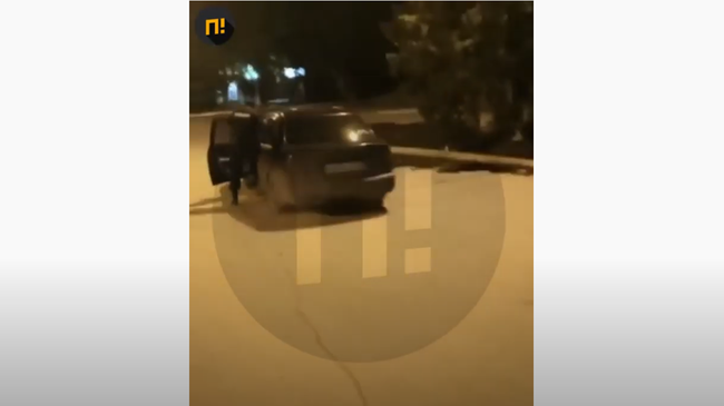 Женщина протащила полицейского на двери автомобиля Женщина протащила полицейского на двери автомобиля