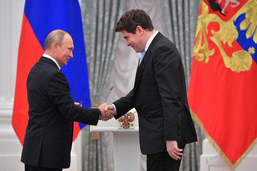 Президент РФ Владимир Путин и пианист, народный артист России, президент Межрегионального благотворительного фонда Новые имена Денис Мацуев 