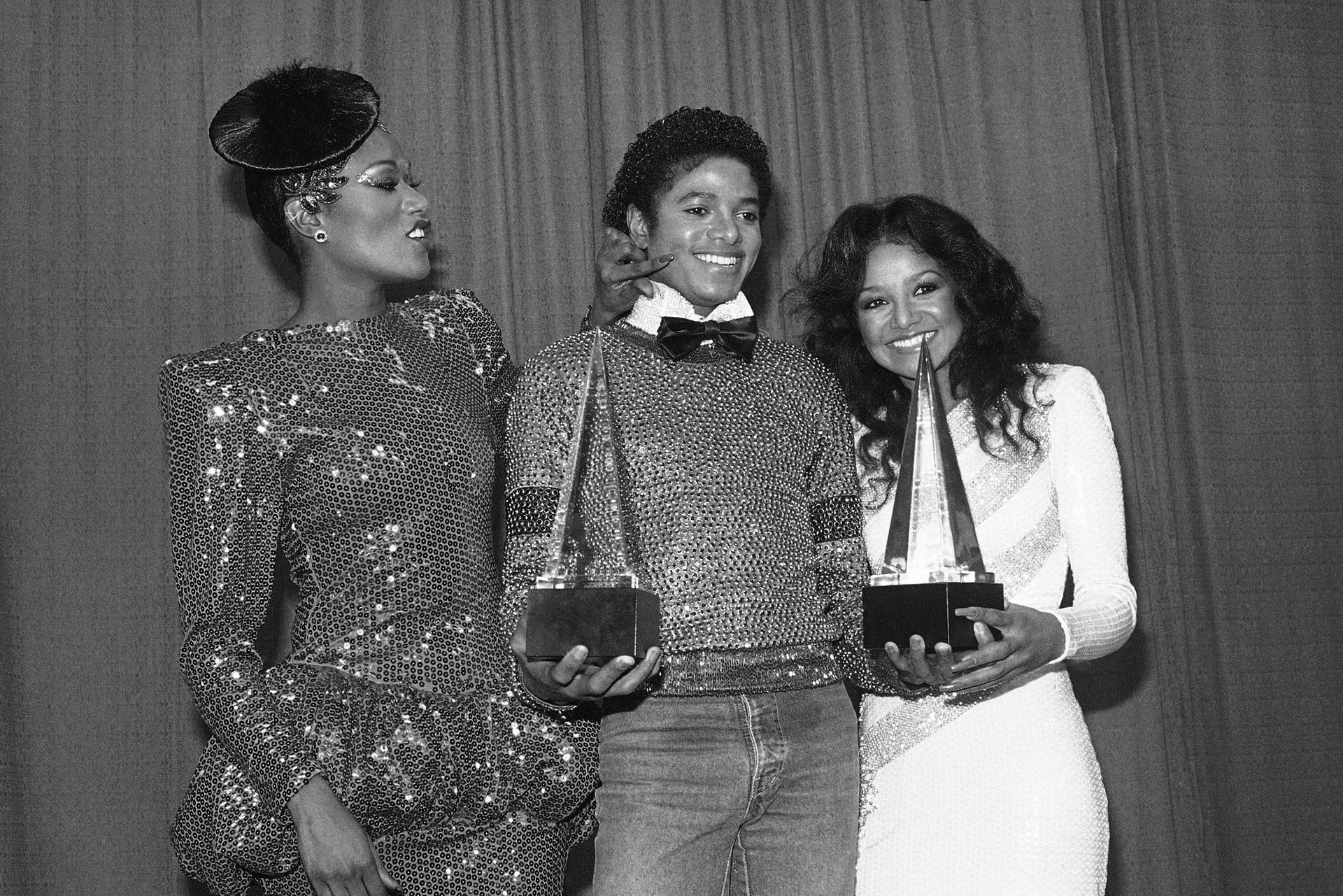 Бонни Поинтер, Майкл Джексон и его систра Латойа на American Music Awards в январе 1981 Бонни Поинтер, Майкл Джексон и его систра Латойа на American Music Awards в январе 1981 - РИА Новости, 1920, 18.08.2025