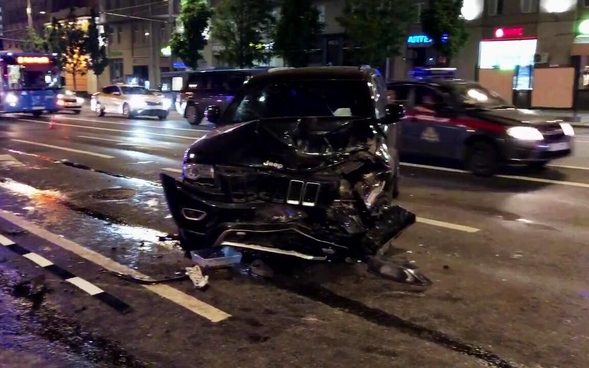 Автомобиль актера Михаила Ефремова на месте ДТП на Смоленской площади в Москве. Стоп-кадр видео Автомобиль актера Михаила Ефремова на месте ДТП на Смоленской площади в Москве. Стоп-кадр видео - РИА Новости, 1920, 24.03.2025