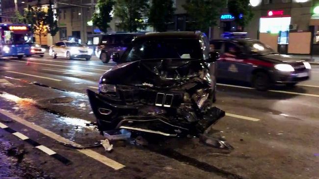 Автомобиль актера Михаила Ефремова на месте ДТП на Смоленской площади в Москве Автомобиль актера Михаила Ефремова на месте ДТП на Смоленской площади в Москве