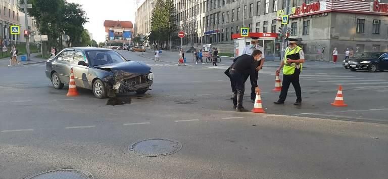 ДТП на перекрестке улиц Малышева – Мамина Сибиряка в Екатеринбурге ДТП на перекрестке улиц Малышева – Мамина Сибиряка в Екатеринбурге