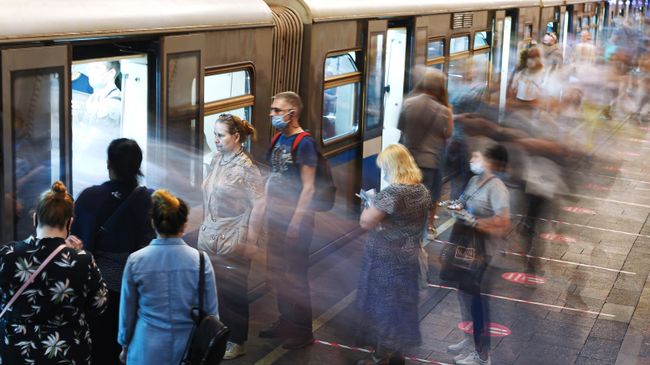 Пассажиры станции метро Арбатская в Москве Пассажиры станции метро Арбатская в Москве