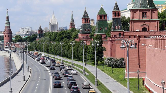 Автомобильное движение на Кремлевской набережной в Москве Автомобильное движение на Кремлевской набережной в Москве