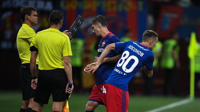 Замена в футбольном матче Замена в футбольном матче