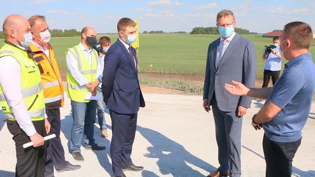 Глава Омской области проверил дорогу, построенную на геотекстиле Глава Омской области проверил дорогу, построенную на геотекстиле