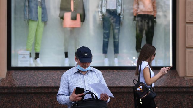 Прохожие у магазина  H&M на Пушкинской площади в Москве