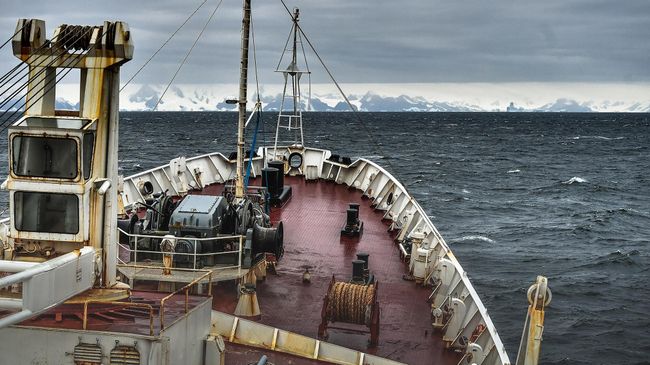Судно Адмирал Владимирский в море Беллинсгаузена у берегов острова Александра 1 Судно Адмирал Владимирский в море Беллинсгаузена у берегов острова Александра 1
