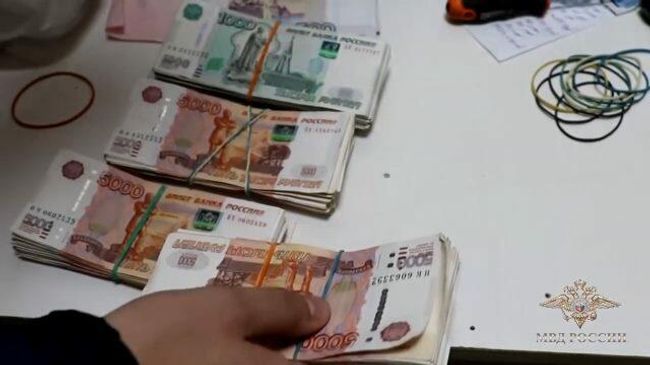 Кадры изъятия похищенных во время нападения на инкассаторов денег в Красноярске Кадры изъятия похищенных во время нападения на инкассаторов денег в Красноярске