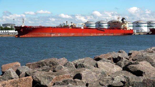 Танкер с американской нефтью для Белоруссии в порту Клайпеды Танкер с американской нефтью для Белоруссии в порту Клайпеды