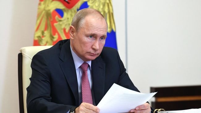 Президент РФ Владимир Путин во время встречи в режиме видеоконференции с президентом, председателем правления Сбербанка РФ Германом Грефом Президент РФ Владимир Путин во время встречи в режиме видеоконференции с президентом, председателем правления Сбербанка РФ Германом Грефом