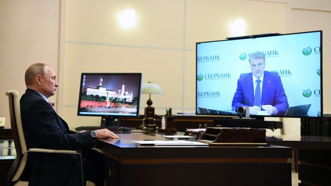 Президент РФ Владимир Путин во время встречи в режиме видеоконференции с президентом, председателем правления Сбербанка РФ Германом Грефом Президент РФ Владимир Путин во время встречи в режиме видеоконференции с президентом, председателем правления Сбербанка РФ Германом Грефом