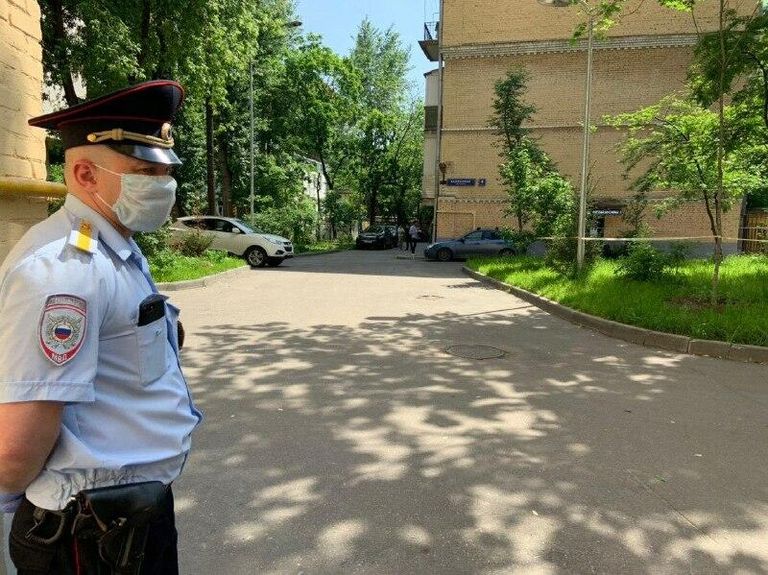 Полицейский у дома актёра Михаила Ефремова в Москве Полицейский у дома актёра Михаила Ефремова в Москве