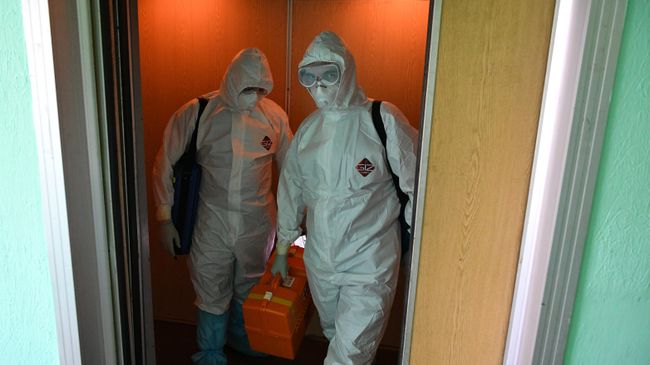 Фельдшеры скорой медицинской помощи подстанции № 34 в Москве в лифте жилого многоквартирного дома Фельдшеры скорой медицинской помощи подстанции № 34 в Москве в лифте жилого многоквартирного дома