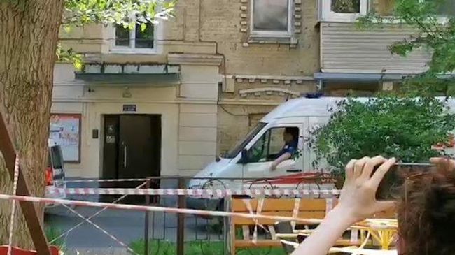 К подъезду Михаила Ефремова подъехала машина скорой помощи К подъезду Михаила Ефремова подъехала машина скорой помощи