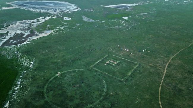 Вид на археологические раскопки рядом с северным сегментом Великой китайской стены в монгольской степи Вид на археологические раскопки рядом с северным сегментом Великой китайской стены в монгольской степи