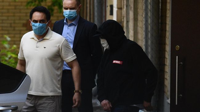 Актёр Михаил Ефремов садится в автомобиль у своего дома в Москве Актёр Михаил Ефремов садится в автомобиль у своего дома в Москве