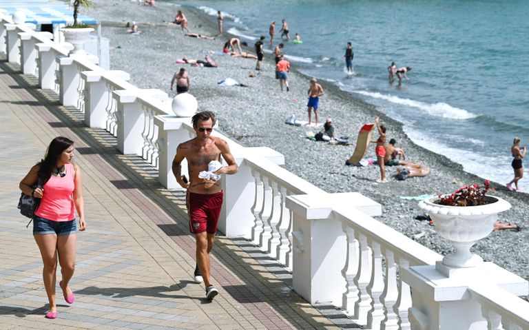 Отдыхающие на пляже в Центральном районе города Сочи Отдыхающие на пляже в Центральном районе города Сочи