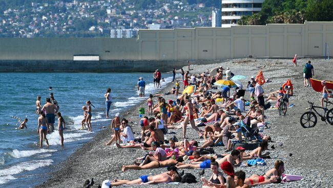Отдыхающие на пляже Ривьера в Центральном районе города Сочи Отдыхающие на пляже Ривьера в Центральном районе города Сочи