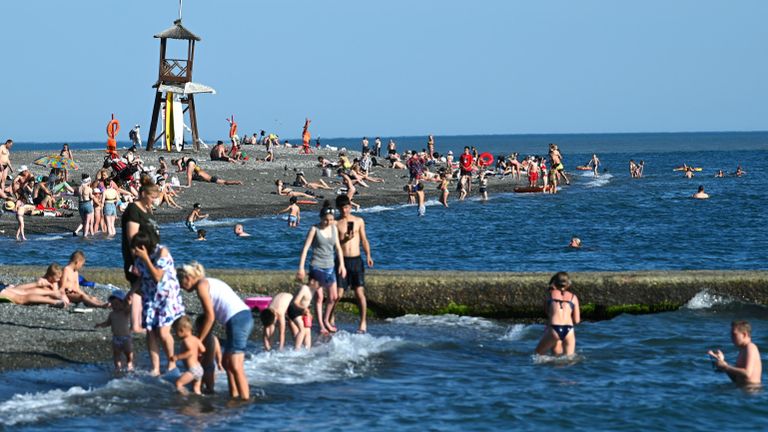 Отдыхающие на пляже Чайка в Адлерском районе города Сочи Отдыхающие на пляже Чайка в Адлерском районе города Сочи