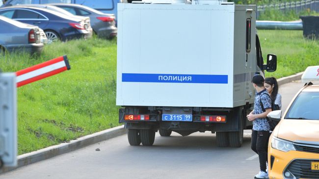 Автомобиль ОМВД России по Мещанскому району г. Москвы, на котором актёра Михаила Ефремова везут в Таганский суд Москвы для избрания ему меры пресечения Автомобиль ОМВД России по Мещанскому району г. Москвы, на котором актёра Михаила Ефремова везут в Таганский суд Москвы для избрания ему меры пресечения
