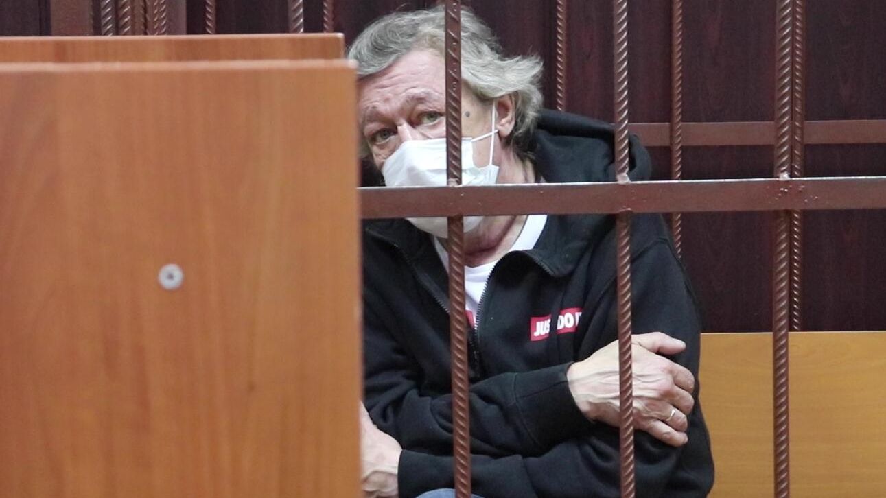 Актёр Михаил Ефремов во время избрания меры пресечения в Таганском суде Москвы Актёр Михаил Ефремов во время избрания меры пресечения в Таганском суде Москвы - РИА Новости, 1920, 15.06.2020