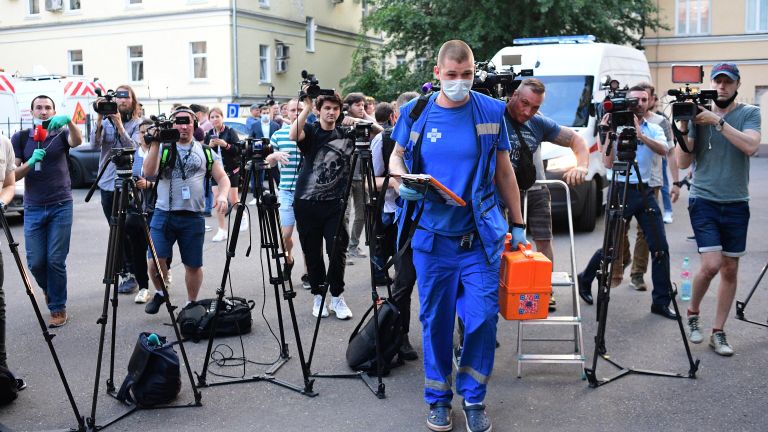 Медицинский работник и журналисты у Таганского суда Москвы, куда доставили актёра Михаила Ефремова для избрания ему меры пресечения Медицинский работник и журналисты у Таганского суда Москвы, куда доставили актёра Михаила Ефремова для избрания ему меры пресечения