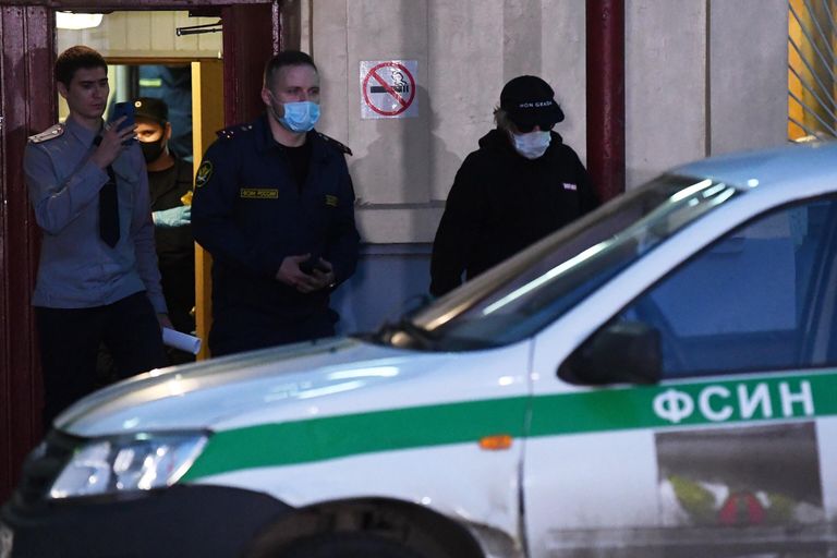 Актёр Михаил Ефремов выходит из Таганского суда в Москве, где ему была избрана мера пресечения в виде домашнего ареста на два месяца до 9 августа Актёр Михаил Ефремов выходит из Таганского суда в Москве, где ему была избрана мера пресечения в виде домашнего ареста на два месяца до 9 августа