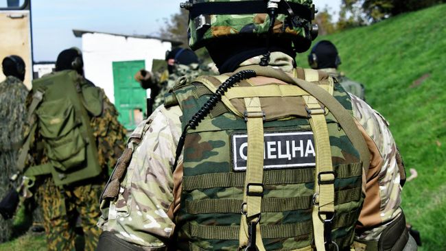 Сотрудники спецназа во время учений Сотрудники спецназа во время учений
