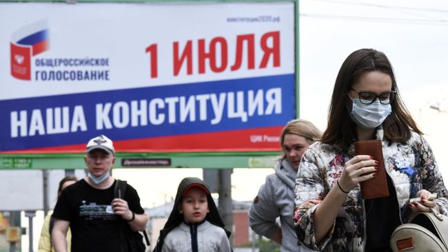 Прохожие около баннера, информирующего об общероссийском голосовании по поправкам в Конституцию РФ, в Новосибирске Прохожие около баннера, информирующего об общероссийском голосовании по поправкам в Конституцию РФ, в Новосибирске