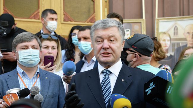 Петр Порошенко у здания Государственного бюро расследований в Киеве Петр Порошенко у здания Государственного бюро расследований в Киеве