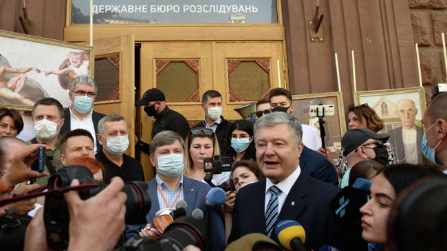 Петр Порошенко у здания Государственного бюро расследований в Киеве Петр Порошенко у здания Государственного бюро расследований в Киеве