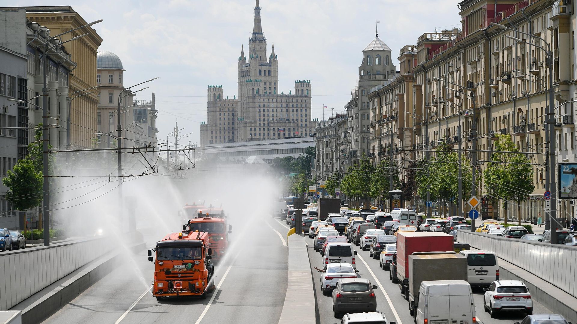 Автомобили коммунальных служб проводят аэрацию воздуха в Москве Автомобили коммунальных служб проводят аэрацию воздуха в Москве - РИА Новости, 1920, 14.07.2020