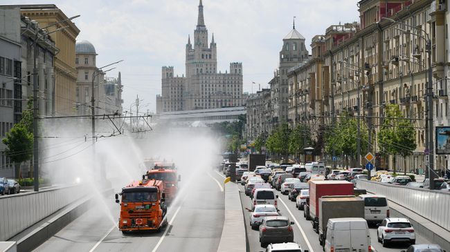 Автомобили коммунальных служб проводят аэрацию воздуха в Москве Автомобили коммунальных служб проводят аэрацию воздуха в Москве