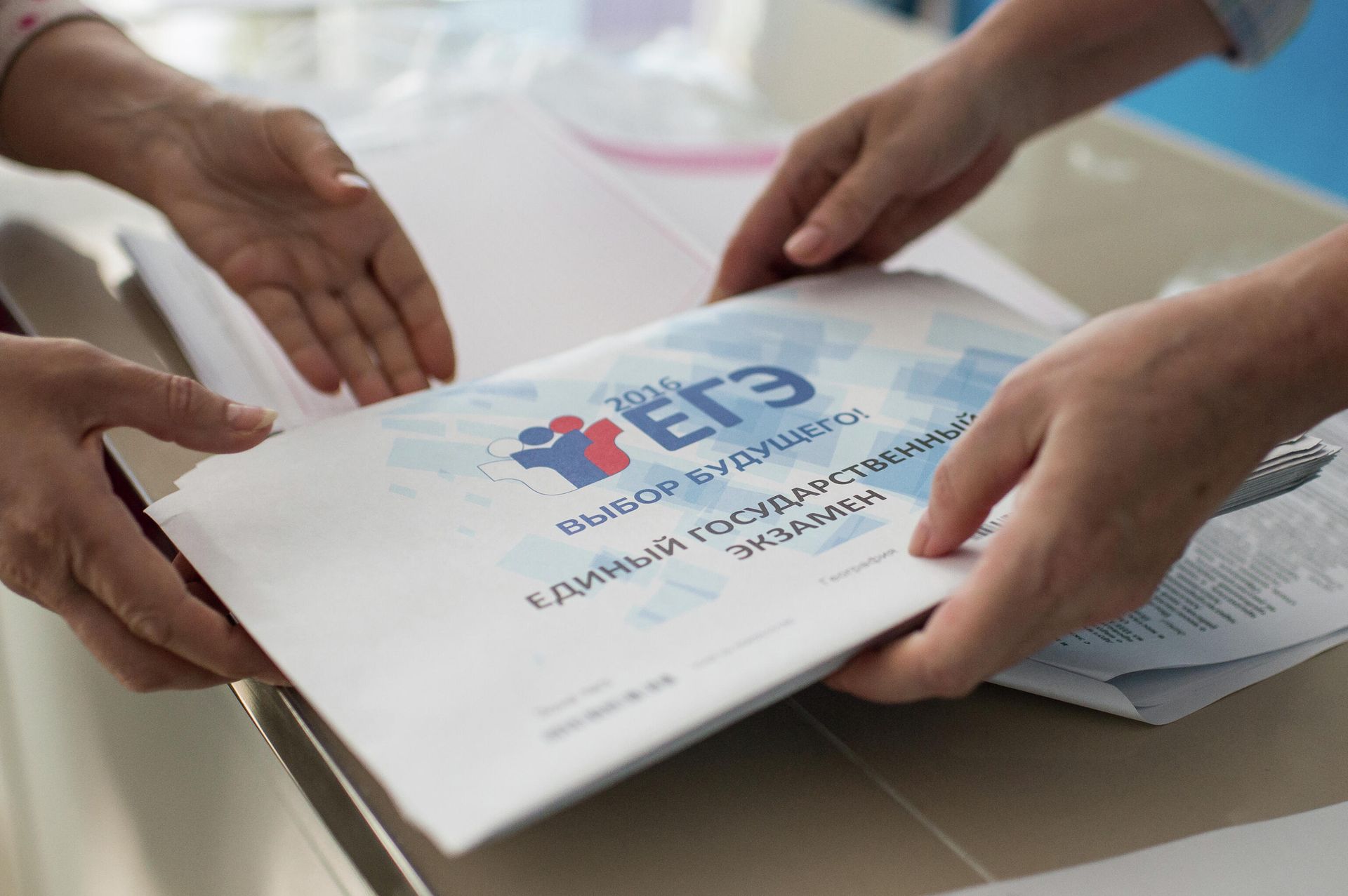 Пакет с экзаменационными заданиями перед началом единого государственного экзамена Пакет с экзаменационными заданиями перед началом единого государственного экзамена - РИА Новости, 1920, 04.05.2023