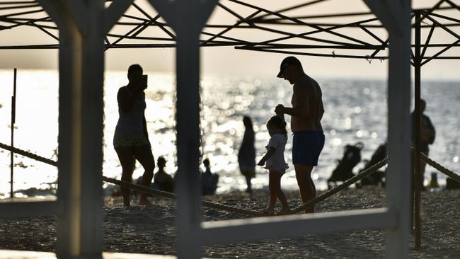 Люди отдыхают на пляже в поселке Новофедоровка Сакского района Люди отдыхают на пляже в поселке Новофедоровка Сакского района