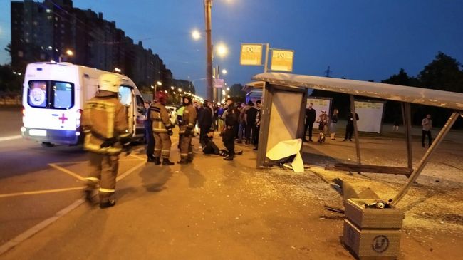 Последствия ДТП на проспекте Славы в районе дома 45 в Санкт-Петербурге Последствия ДТП на проспекте Славы в районе дома 45 в Санкт-Петербурге