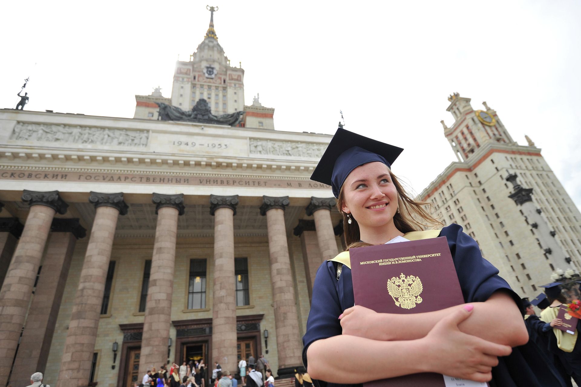 Выпускница университета после церемонии вручения дипломов с отличием у Главного здания МГУ имени М.В.Ломоносова - РИА Новости, 1920, 05.08.2026