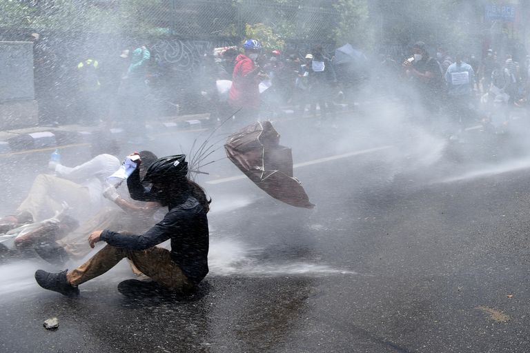 Полиция использует водометы для разгона демонстрантов протестующих против политики правительства по борьбе с коронавирусом COVID-19 в Катманду, Непал Полиция использует водометы для разгона демонстрантов протестующих против политики правительства по борьбе с коронавирусом COVID-19 в Катманду, Непал
